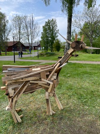 'Landskapssjuren' skapade av Alice Hultdin och Funny Livdotter - träspillsskulpturer
