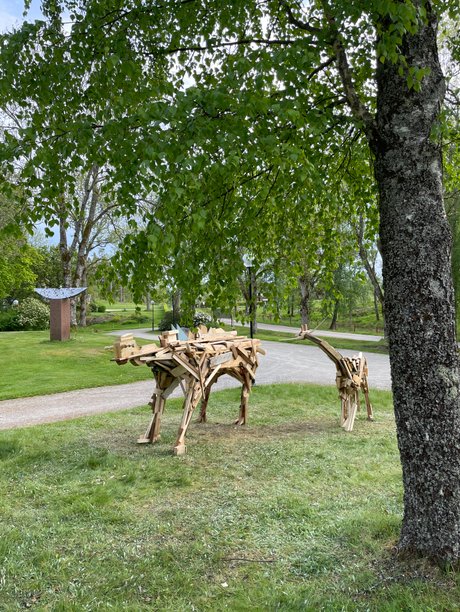 'Landskapssjuren' skapade av Alice Hultdin och Funny Livdotter - träspillsskulpturer